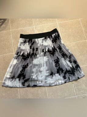 M.STUDIO Black and Gray Abstract Pleated Skirt